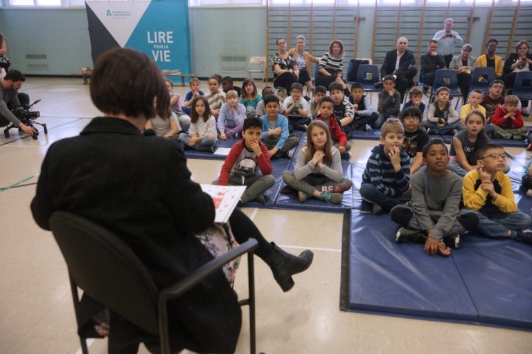 Les élèves de Léon-Guilbault ont reçu la lecture en cadeau Salomé Corbo a fait la lecture aux élèves.