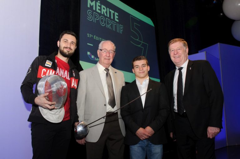 William Émard reçoit la bourse Alexandre Despatie Joseph Pollosifakis, Pierre Gervais et Marc Demers entourent William Émard, lauréat de la bourse Alexandre Despatie.