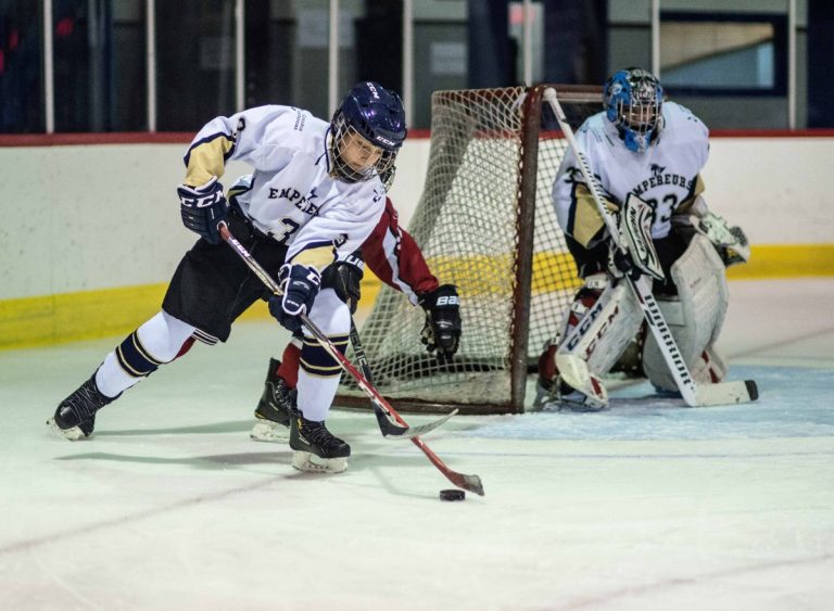Des équipes scolaires jumelées au hockey civil Les Empereurs du Collège Lentendre ont quitté le réseau scolaire pour évoluer au sein de la LILL.