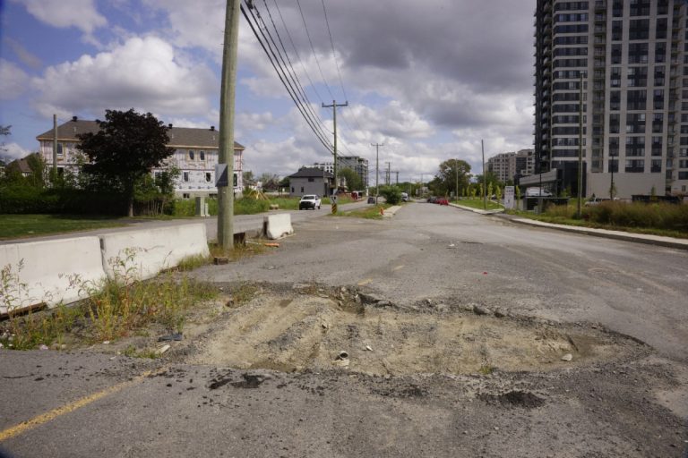 Des citoyens excédés par un boulevard en chantier depuis 2012 Les automobilistes doivent redoubler de prudence lorsqu'ils circulent sur le boulevard Saint-Elzéar dans sa portion comprise entre les boulevards Curé-Labelle et Chomedey.