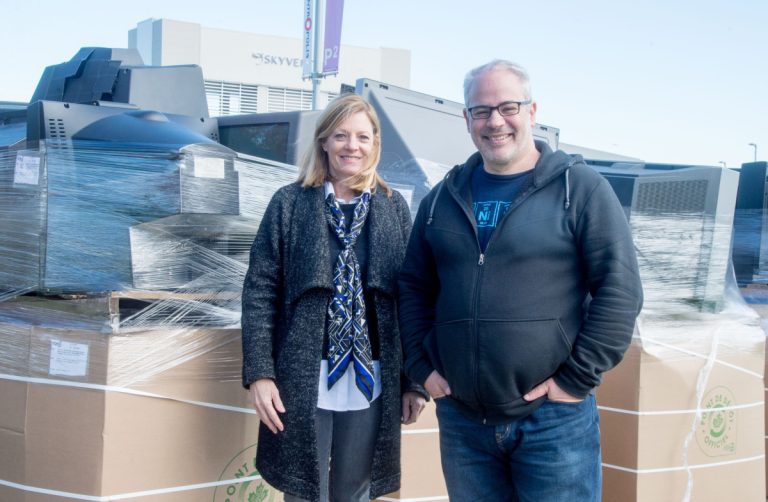 Dominique Levesque et Martin Carli, respectivement directrice générale et porte-parole de l'ARPE-Québec, était de passage au Centropolis, le 28 octobre, à l'occasion de la collecte spéciale de produits électroniques.