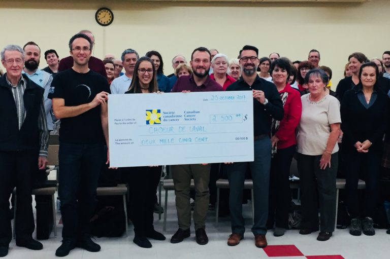 Membres du Chœur de Laval et de la Société canadienne du cancer ont souligné la récolte de financement pour lutter contre le cancer au féminin.