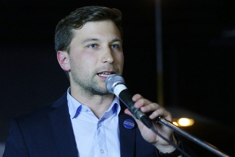 Le député de Gouin, Gabriel Nadeau-Dubois, a manifesté son désaccord de cette campagne de publicité en envoyant une lettre à Louise Lortie.
