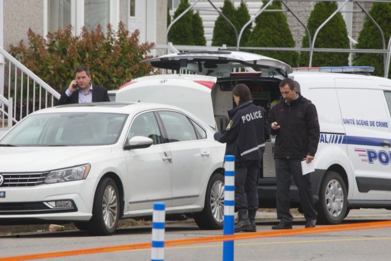 Les policiers jettent un coup d'œil sur un véhicule suspect.