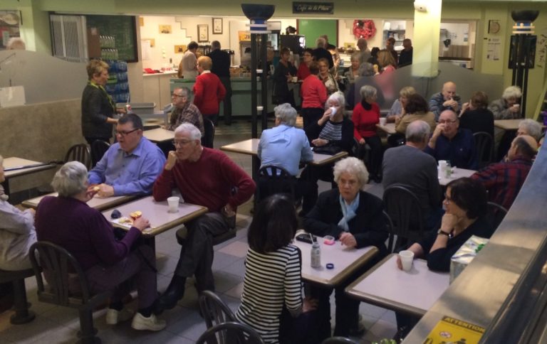 Les conversations allaient bon train à la Place des aînés de Laval après le plaidoyer de culpabilité du maire déchu de la Ville.