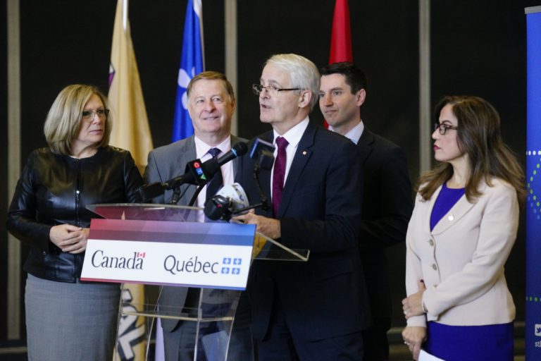 Francine Charbonneau, ministre de la région de Laval; le maire Marc Demers; le ministre des Transports, de la Mobilité durable et de l'Électrification des transports; et Eva Nassif, députée de Vimy; entourent le ministre Marc Garneau.