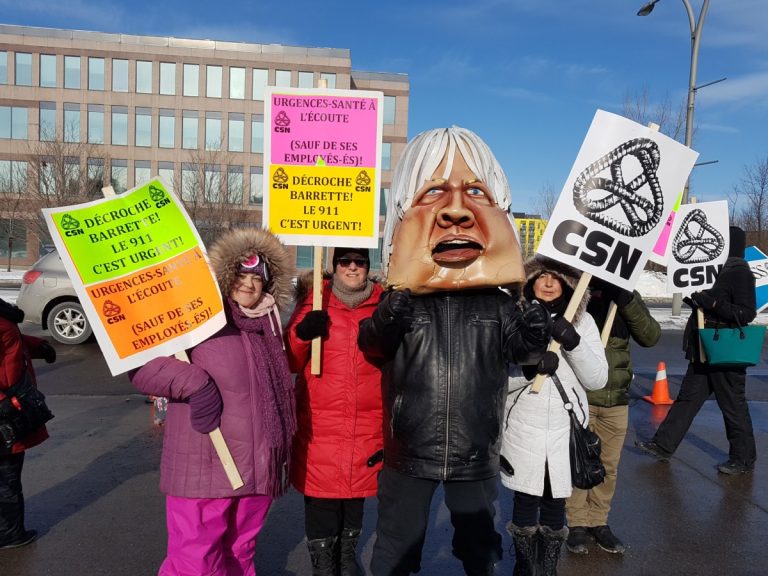 Les employés d’Urgences-santé manifestent devant l’hôtel de ville Dans la matinée du 2 février, une soixantaine répartiteurs, répartitrices et employés de bureau du centre d’appels d’Urgences-santé ont manifesté leur exaspération devant la lenteur des négociations.
