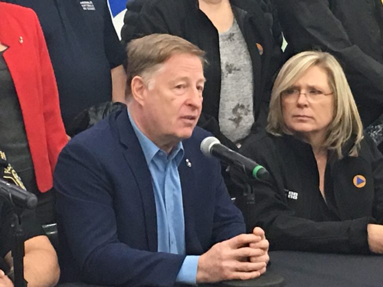 Marc Demers déroule sa longue liste d’épicerie Le maire Marc Demers et la ministre régionale Francine Charbonneau alors réunis en mai 2017 lorsque la Ville avait décrété l’état d’urgence sur son territoire en raison des inondations printanières.