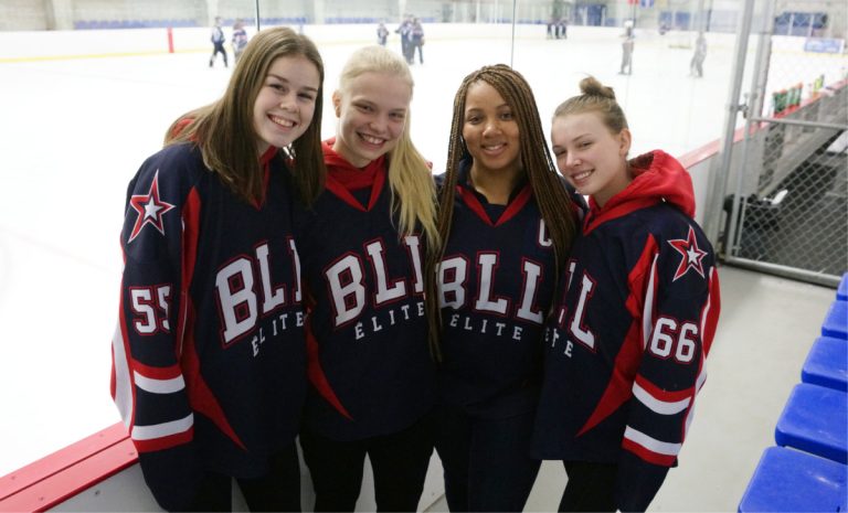 Quatre joueuses lavalloises de ringuette au Championnat canadien Laurence Caron, Émie Gendron, Kayla-Ashley Volcy et Rose Daigle veulent surprendre le monde de la ringuette à Winnipeg.