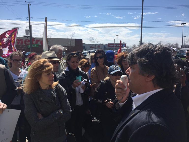 Le député Angelo Iacono est allé à la rencontre des manifestants afin de leur montrer son soutien.