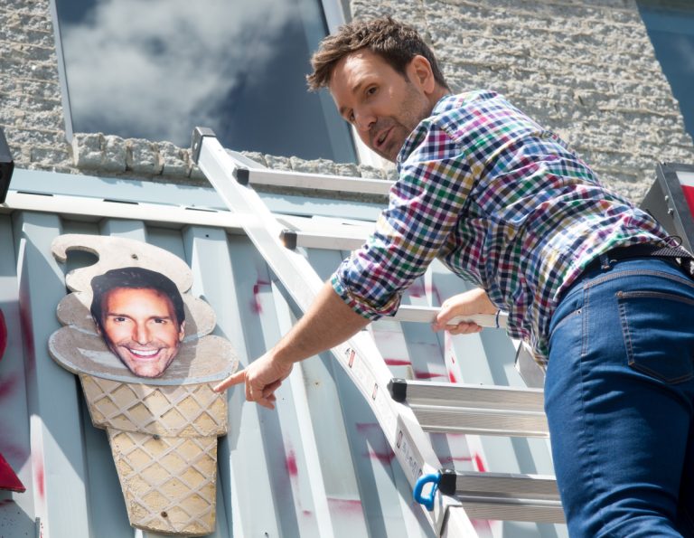 Ayant pignon sur rue depuis 35 ans, dans Pont-Viau, Crème Amis a reçu la visite de l'équipe d'Éric Salvail pour apporter un peu de changement à son allure.