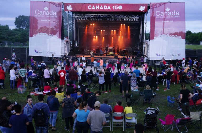 La pluie s’invite (encore) à la fête du 1er juillet Le ciel s'est dégagé en fin d'après-midi et les festivaliers ont pu ranger leur parapluie et assister au spectacle bien au sec le 1er juillet au soir.