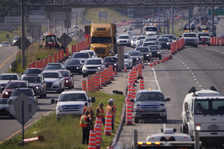 Accident sur l’autoroute 15 nord L'accident a obligé les automobilistes à emprunter la voie de service, les trois voies de l'A15 à la hauteur de Saint-Martin étant fermées.