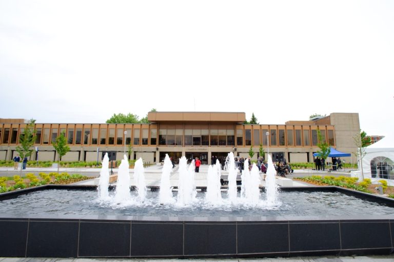 Un concours d'art numérique est ouvert aux artistes professionnels ayant la citoyenneté canadienne ou le statut d’immigrant reçu et qui résident au Québec depuis au moins un an.