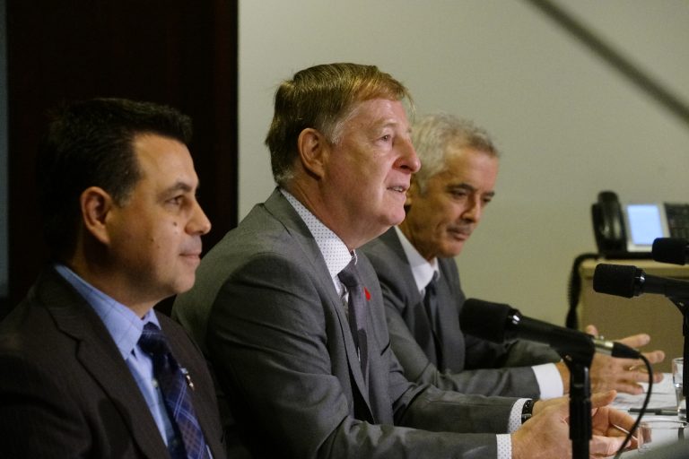 Le maire Marc Demers entouré de David De Cotis et Marc Tremblay, respectivement vice-président du comité exécutif et directeur général adjoint au développement économique à la ville de Laval.