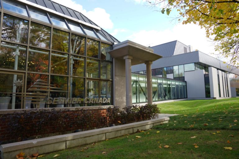 GGrande pharma de recherche française, Servier déménageait il y a 23 ans son siège social canadien à Laval, plus précisément au 235, boul. Armand-Frappier dans un parc qui allait devenir 10 ans plus tard la Cité de la biotech et de la santé humaine.rande pharma de recherche française, Servier déménageait il y a 23 ans son siège social canadien à Laval, plus précisément au 235, boul. Armand-Frappier dans un parc qui allait devenir 10 ans plus tard la Cité de la biotech et de la santé humaine.