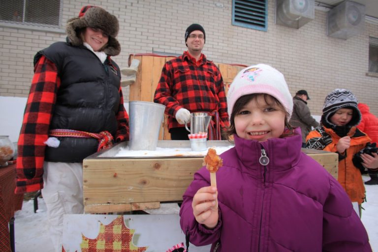 Une relâche amusante peu importe la météo! La cabane à sucre se déplace à Laval-Ouest, Sainte-Rose et Auteuil durant la relâche, le temps de se sucrer le bec!