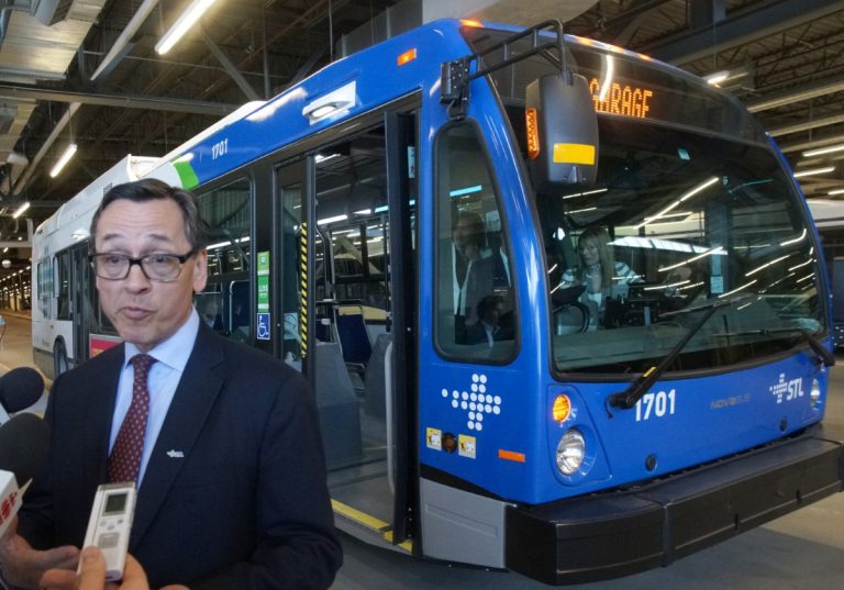 Les usagers de la STL pourront obtenir des compensations Pour Guy Picard, directeur général de la STL, ces nouveaux engagements veulent améliorer les services aux usagers pour augmenter leur satisfaction.