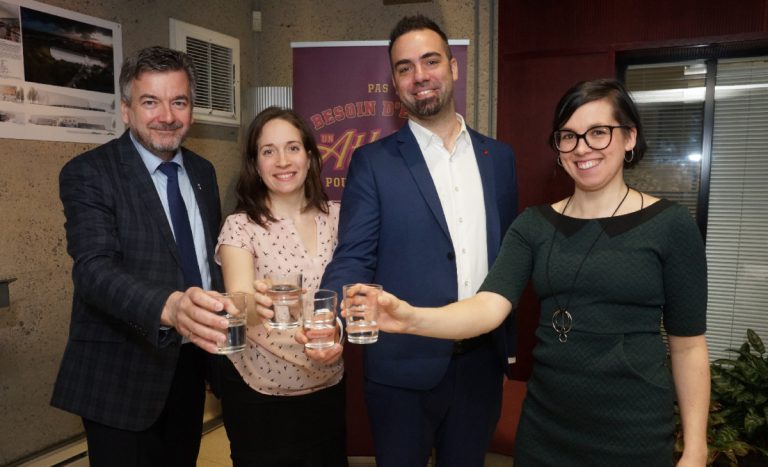 Le conseiller de l'opposition officielle Claude Larochelle en présence de Corinne Voyer, directrice générale de l’organisme Coalition Poids, Kevin Bilodeau, directeur des relations gouvernementales de la Fondation des maladies du coeur, et Émilie Dansereau-Trahan, chargée de dossier à l’Association de la santé publique du Québec, tous unis pour la même cause.