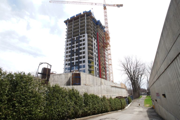 Équinoxe Lévesque: 24 anomalies auraient été décelées Érigé sur une hauteur d'une trentaine de pieds, le mur du basilaire de la tour Équinoxe Lévesque actuellement en construction au 3030, boulevard Lévesque Ouest se trouverait – selon un rapport d'expert – dans la marge de recul latérale, longeant la haie de cèdres du complexe de copropriétés Le Maritime.