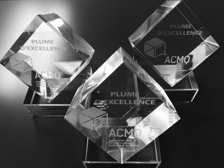 Trois prix pour le Service des communications La Ville a fait main basse sur deux Plumes d’excellence d'argent et une de bronze lors du gala 2017 de l’Association des communicateurs municipaux du Québec (ACMQ).