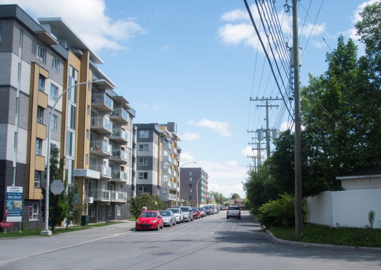 Fini la circulation de transit sur Robert-Élie, Odette-Oligny et Claude-Mélançon L'accès à la rue Odette-Oligny (à droite sur la photo) par Robert-Élie, tout juste au sud du boulevard du Souvenir, sera définitivement bloqué par des cloches de béton, ce qui contribuera à ramener la sécurité sur cette rue résidentielle de même que sur Claude-Mélançon, la rue voisine.