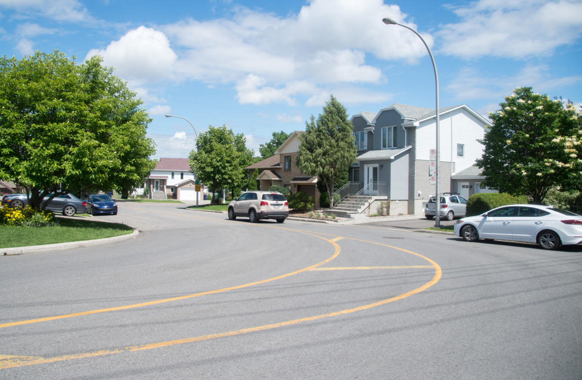 Seuls les résidents du quartier domiciliaire, les cyclistes et piétons auront accès au boulevard Laval par la rue Robert-Élie.