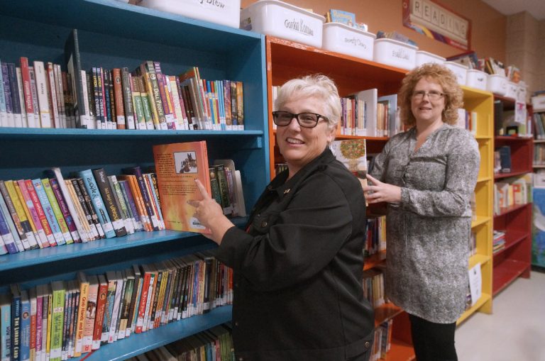 Pour l’amour de la lecture à Our Lady of Peace Tammie Marlin, directrice de l'école primaire Our Lady of Peace, et Carla Graham, responsable des parents, ont mis en place une activité de financement pour regarnir la bibliothèque.