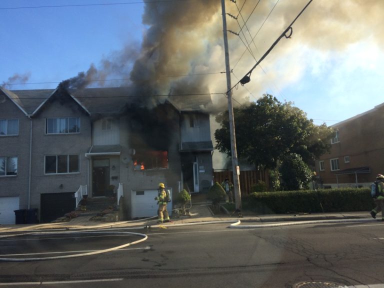 Les pompiers ont mis une heure à maîtriser l'incendie sur la 100e Avenue.