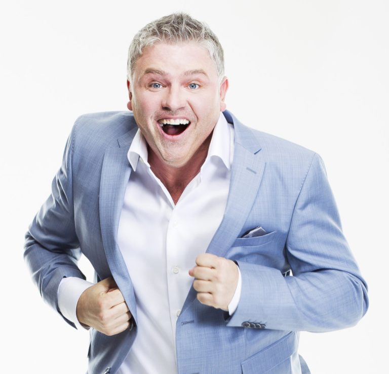 Avec son imagination si particulière, ses métamorphoses comiques et un univers bien à lui, Dominic Paquet se démarque avec un spectacle qui ne ressemble à rien d'autre.