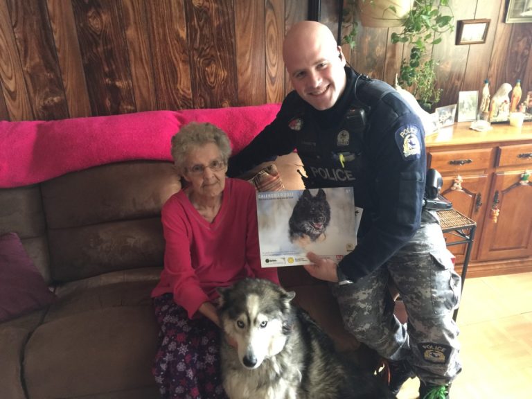 L’agent Gaudette a rendu Mme Labelle très heureuse par sa visite.