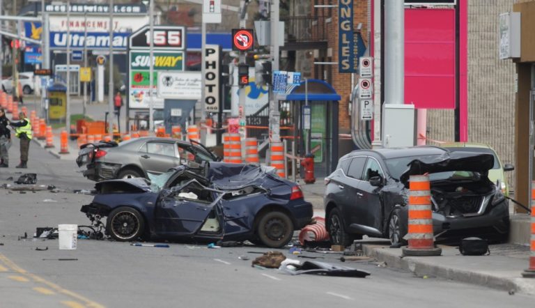 Un accident fait un mort et un blessé grave Le passager d'un des véhicules est mort sur place après ce violent accident.