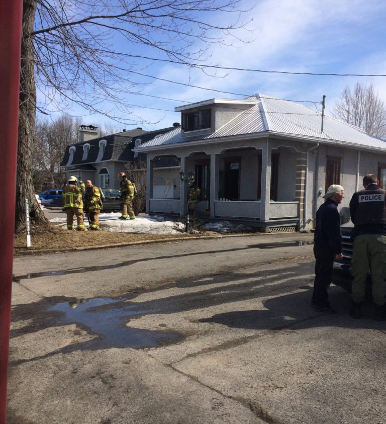 Des travaux de soudure causent un coûteux incendie Un homme a été incommodé par la fumée, mais aucune blessure sérieuse n'est heureusement à déplorer durant cette intervention des pompiers dans la paroisse Saint-François-de-Sales.