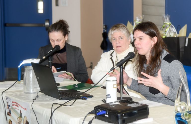 Le travail invisible et ses injustices Au micro, on reconnaît Ève-Lyne Couturier, chercheuse à l'Institut de recherche et d'informations socioéconomiques (IRIS). À ses côtés, les deux autres panélistes Ruth Rose et Hélène Cornellier.