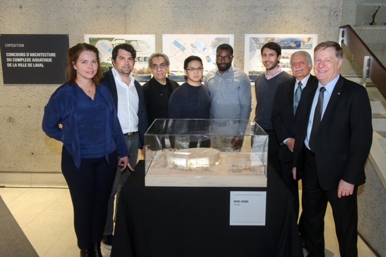 Exposition du concours d’architecture du Complexe aquatique Le maire Demers pose en compagnie des gens de la firme lauréate.