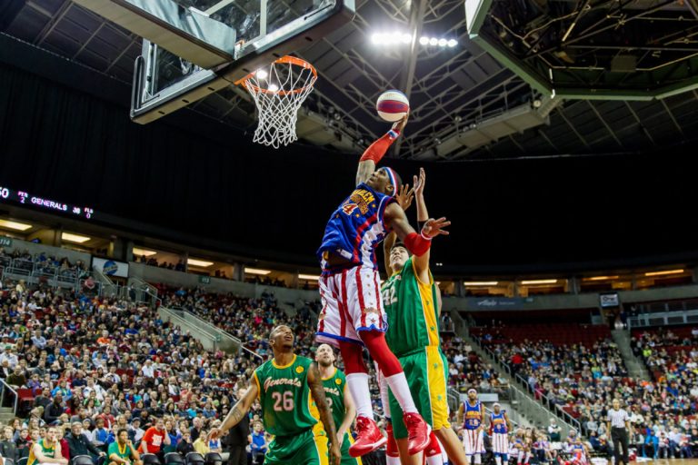 Les Harlem Globetrotters font une halte à Laval Les Harlem Globetrotters donnent un spectacle à la Place Bell.