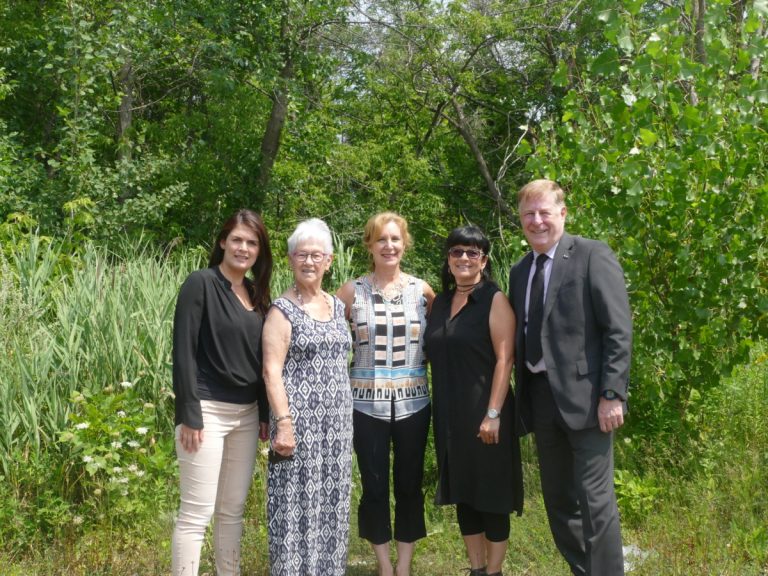 Le maire Marc Demers a profité de son passage aux Résidences Soleil de Laval pour annoncer l’acquisition du bois du Trait-Carré en compagnie de Sandra Desmeules, conseillère de Concorde-Bois-de-Boulogne, Gaétane Fournier, co-présidente du comité des résidents, Manon Lachance, animatrice en loisirs et Carole Demeule, directrice-adjointe.