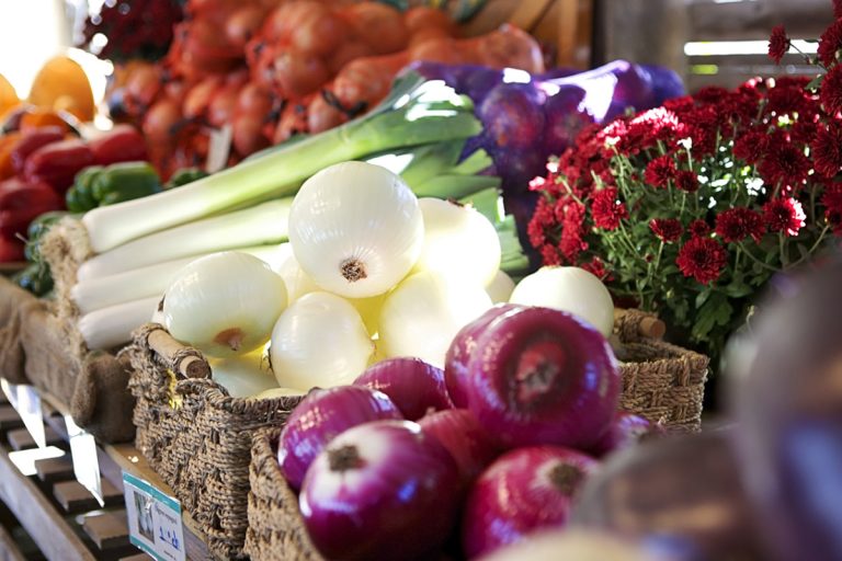 Les marchés de quartier proposent des produits frais tout l'été.