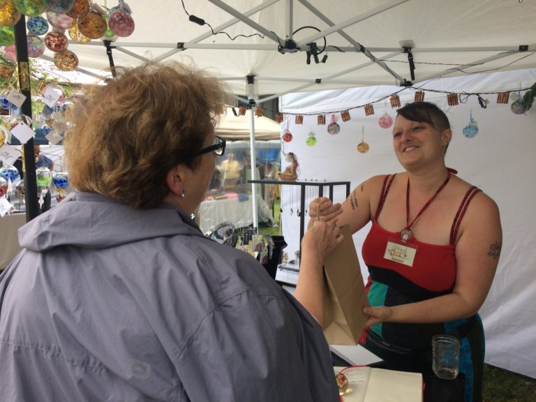 De jeunes artisanes telle Chloé Charrette font de plus en plus leur place dans les marchés.