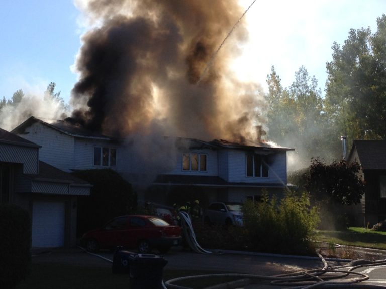 Enlevant possiblement la vie d'un citoyen, l'incendie a brûlé quasi entièrement le bâtiment et menacé le voisinage.