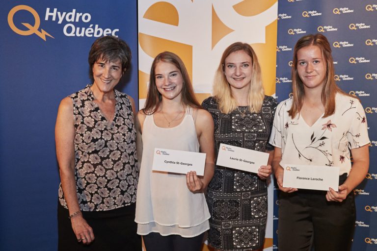 Cynthia St-Georges, Laurie St-Georges et Florence Laroche reçoivent une bourse des mains de la responsable des dons et commandites chez Hydro-Québec, Carolyne Hudson.