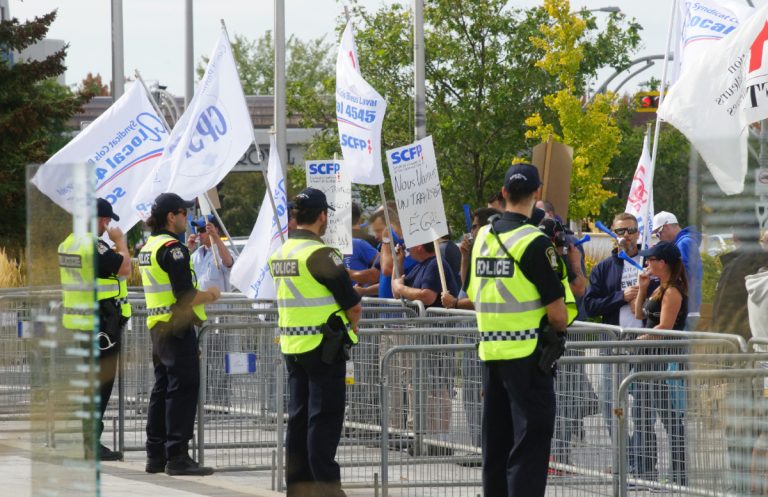 D'imposantes mesures de sécurité ont été déployées devant l'hôtel de ville, le 4 octobre, où se poursuivait le conseil municipal ajourné la veille.