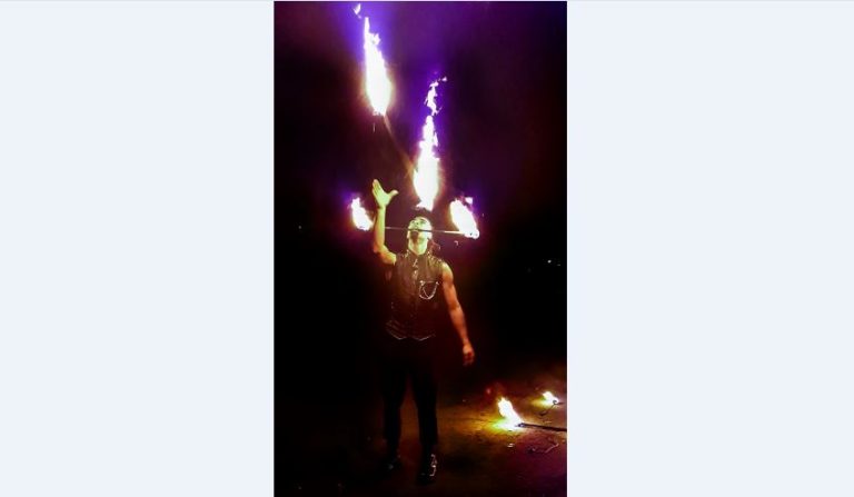 La soirée festive s'est terminée par la prestation d'un cracheur de feu.