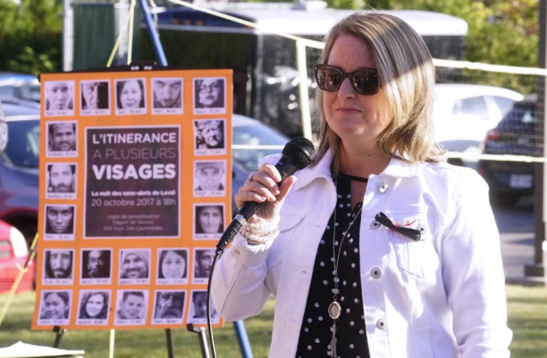 Elena Sauvageau, directrice générale de l'Auberge du coeur L'Envolée et vice-présidente du ROIIL, a pris la parole le 2 octobre, lors du dévoilement de la programmation de la Nuit des sans-abri.
