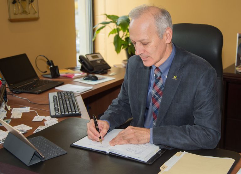 Réflexion sur la structure du Conseil des collèges Hervé Pilon invite les gens à réfléchir sur la structure du Conseil des collèges.