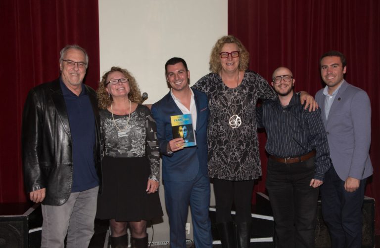 Jean-Sébastien Bourré démystifie la réalité des transgenres Jean-Sébastien Bourré entouré notamment de Marguerite Blais et Michelle Blanc lors du lancement de son livre.