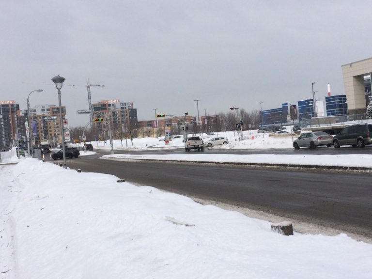 L’allée centrale du Centropolis dévastée Depuis le 27 janvier, c'est la désolation la plus totale le long de l'avenue Pierre-Péladeau au cœur du Centropolis.