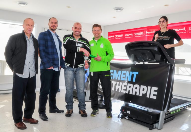 Déjà 600 inscriptions pour la course printanière de Champfleury Dans l'ordre habituel, on reconnaît le président de l’Association des résidents de Champfleury (ARC), Paul-André Dagenais, son directeur général et fondateur de l'événement, Sébastien Tétreault, et les ambassadeurs Yves Beauchamp et Steve O’Brien. Également présente sur la photo, Lara Morissette-Brière qu'on aperçoit sur le tapis roulant figure au nombre des 600 personnes déjà inscrites à la 9e édition de la traditionnelle course printanière.