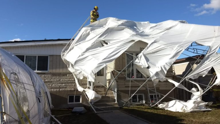Des bourrasques et des abris volants partout sur l’île Jésus La centrale 911 a reçu beaucoup d'appels pour des abris temporaires arrachés par les grands vents du 4 avril dont celui-ci boulevard Samson.