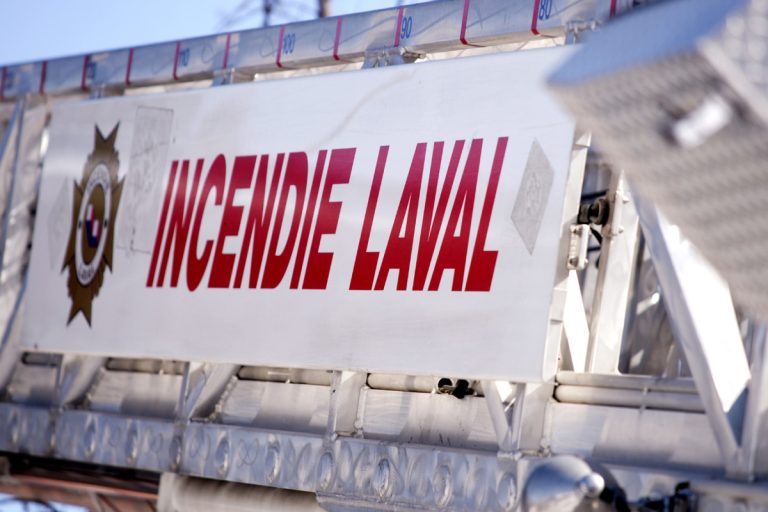 Un abri temporaire envolé cause un incendie en milieu résidentiel La centrale 911 a reçu beaucoup d'appels pour des abris tempo arrachés par les grands vents du 4 avril dont l'un a provoqué un incendie mineur.